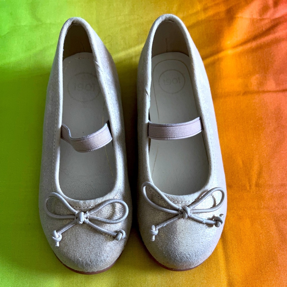 1901 Silver Girls slip on ballet shoe dress shoe flats Size 9 -EUC